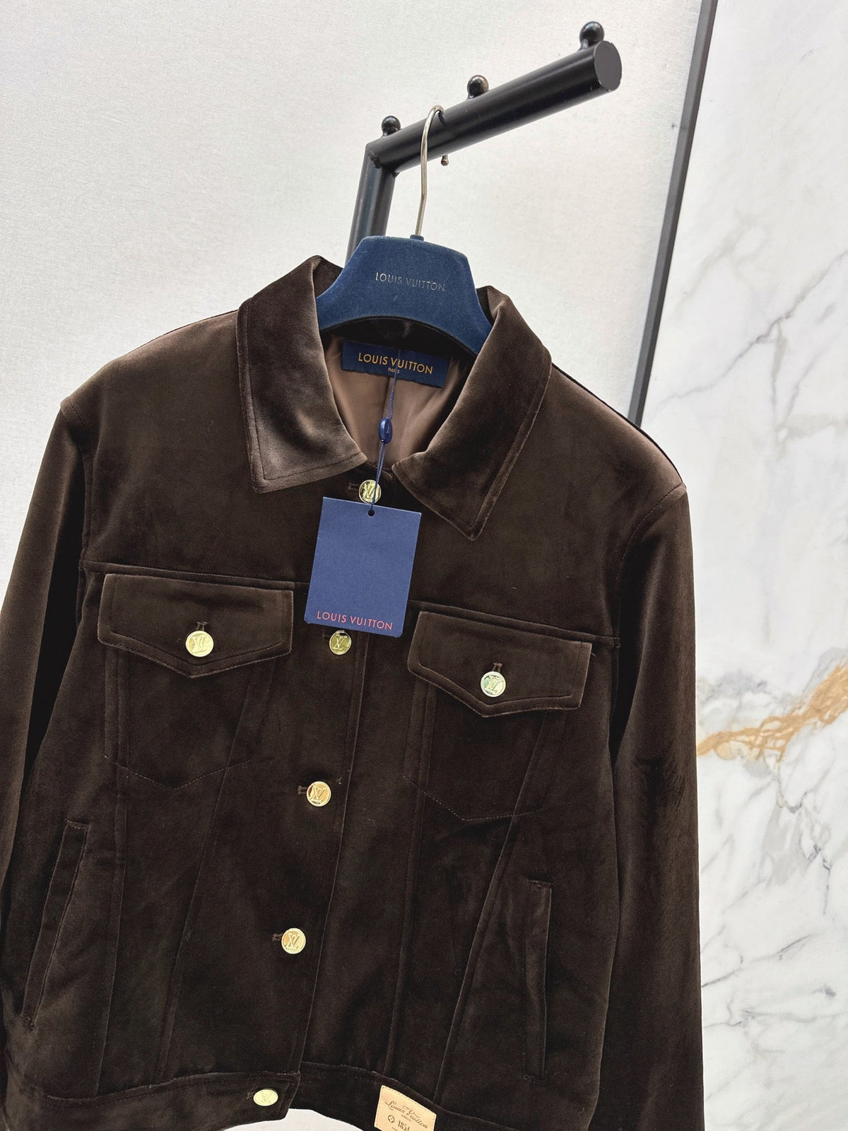 26Latest Autumn/Winter Jacket with Logo-Print Lining and Fold-Over Collar