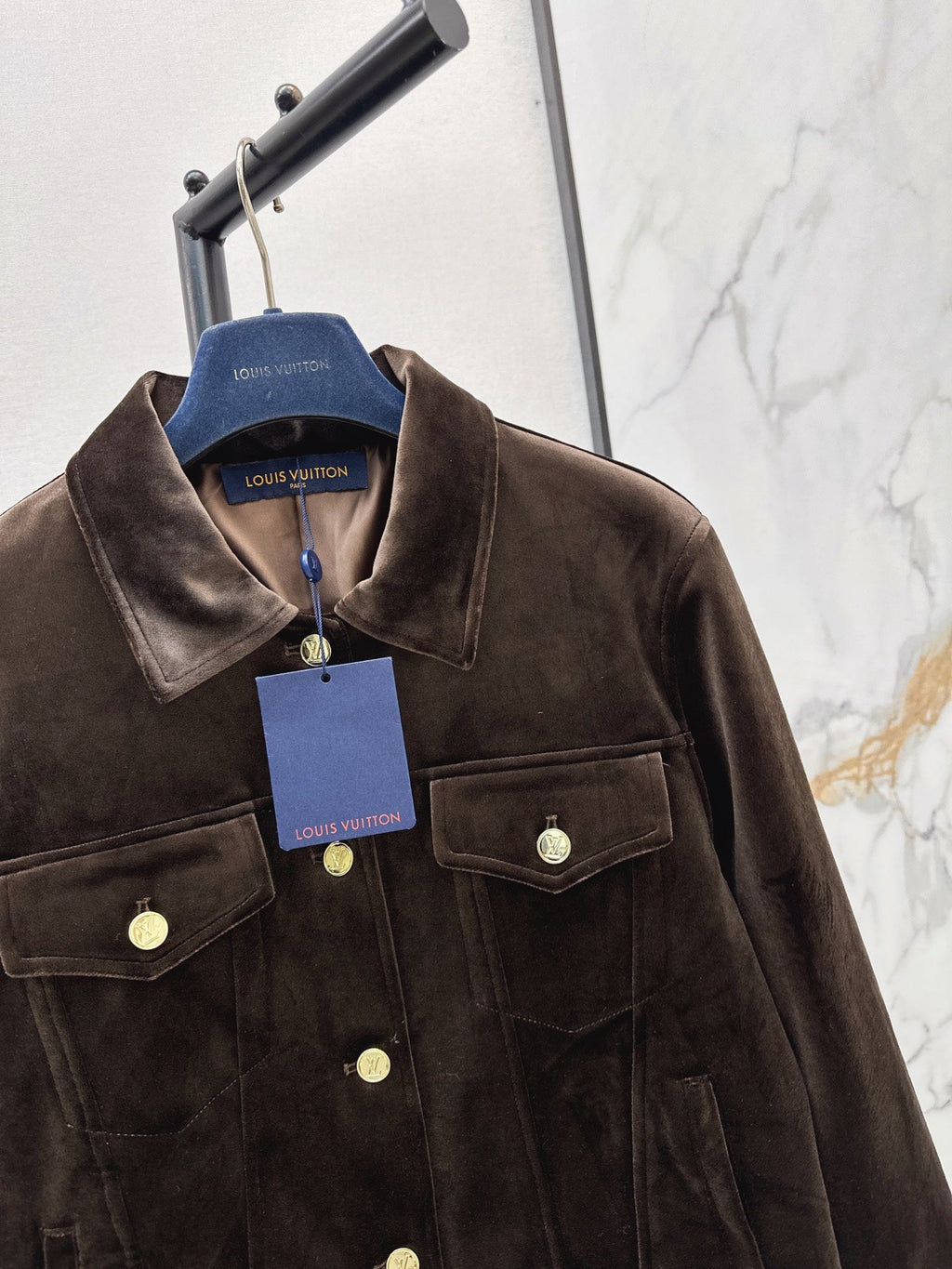 26Latest Autumn/Winter Jacket with Logo-Print Lining and Fold-Over Collar