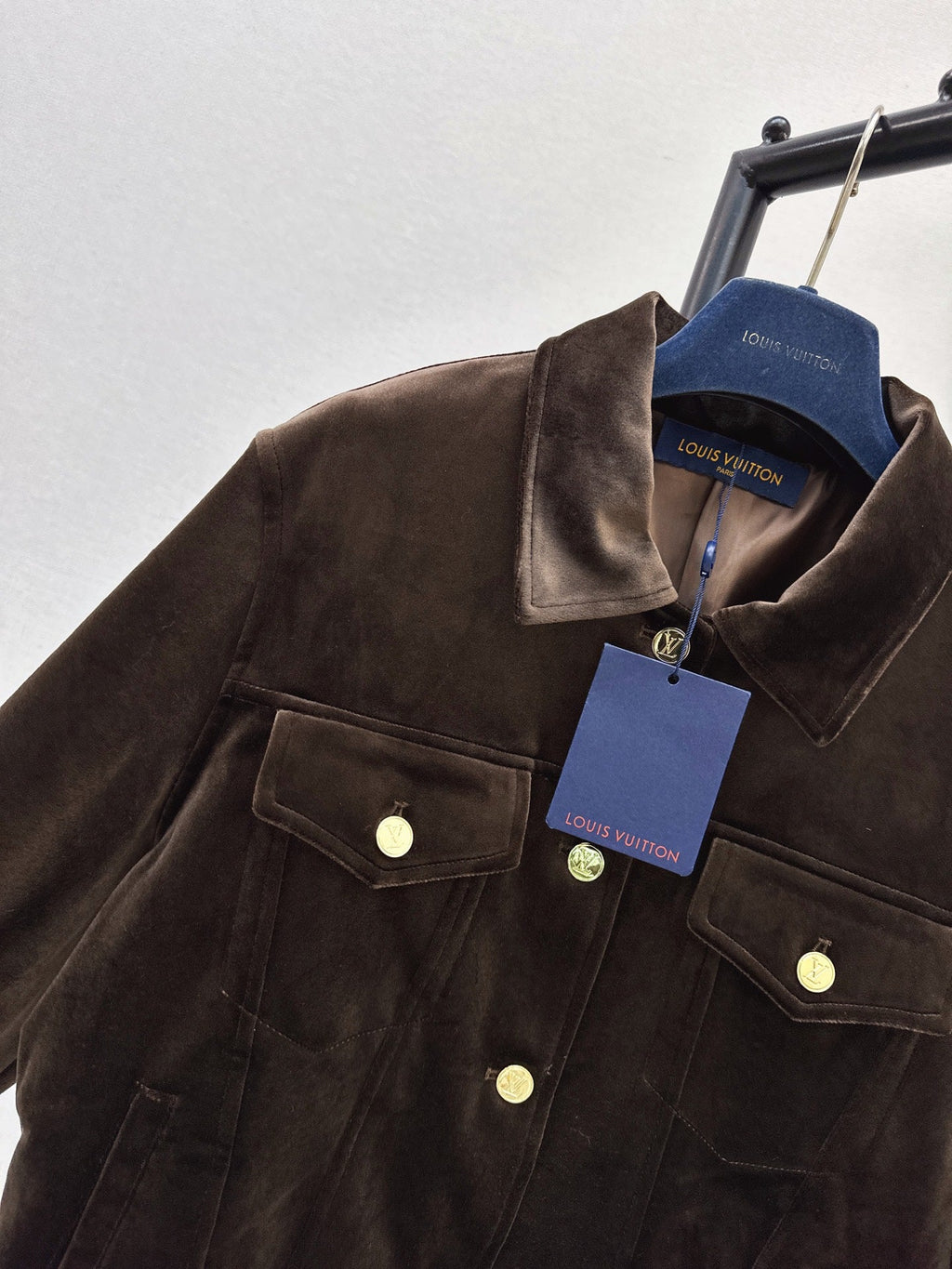 26Latest Autumn/Winter Jacket with Logo-Print Lining and Fold-Over Collar