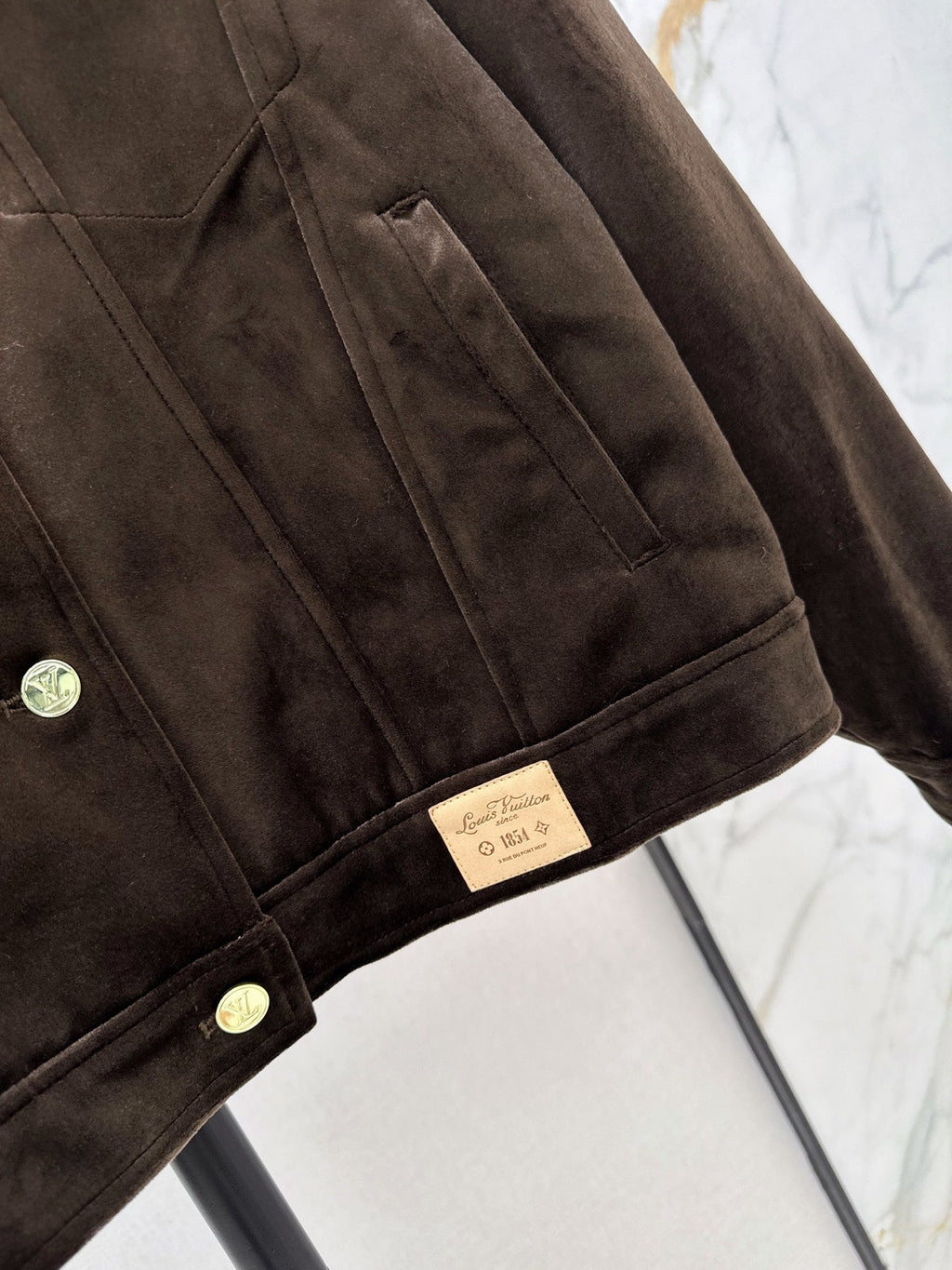 26Latest Autumn/Winter Jacket with Logo-Print Lining and Fold-Over Collar