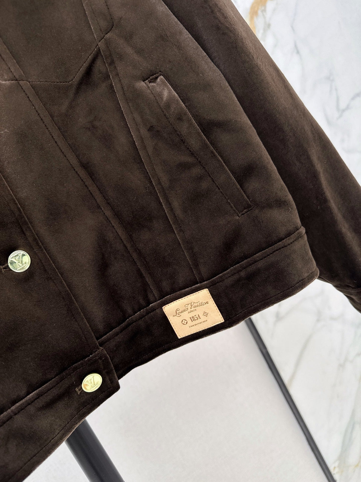 26Latest Autumn/Winter Jacket with Logo-Print Lining and Fold-Over Collar