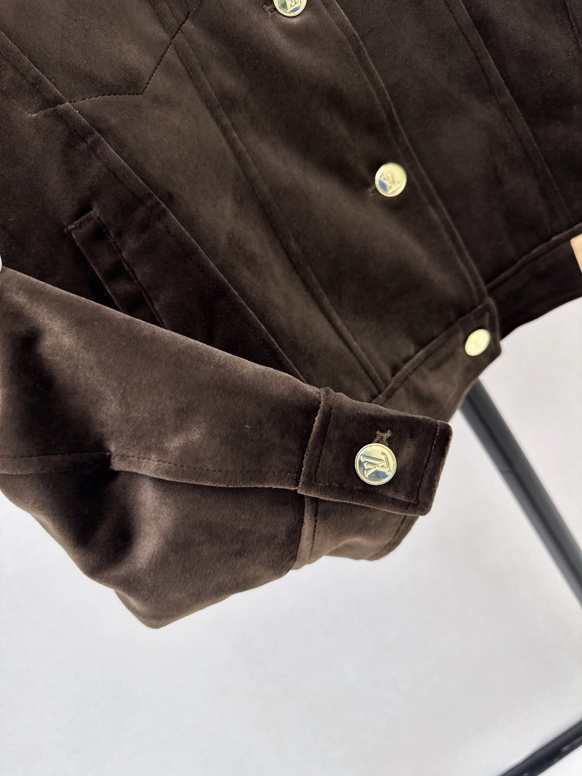 26Latest Autumn/Winter Jacket with Logo-Print Lining and Fold-Over Collar