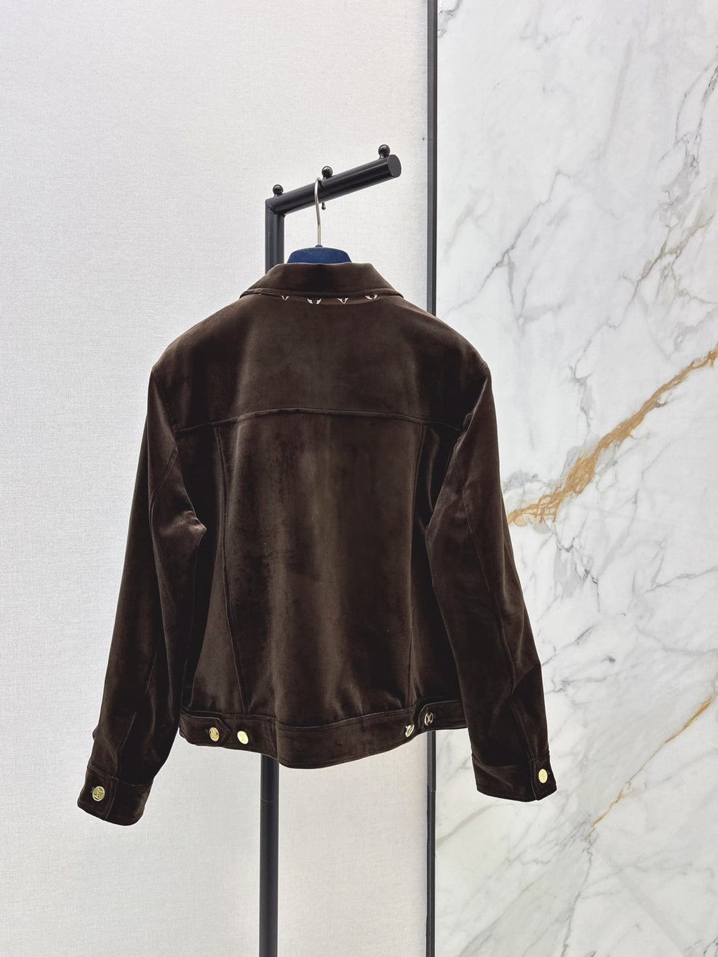 26Latest Autumn/Winter Jacket with Logo-Print Lining and Fold-Over Collar