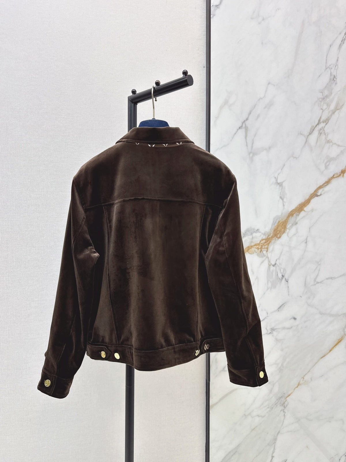 26Latest Autumn/Winter Jacket with Logo-Print Lining and Fold-Over Collar