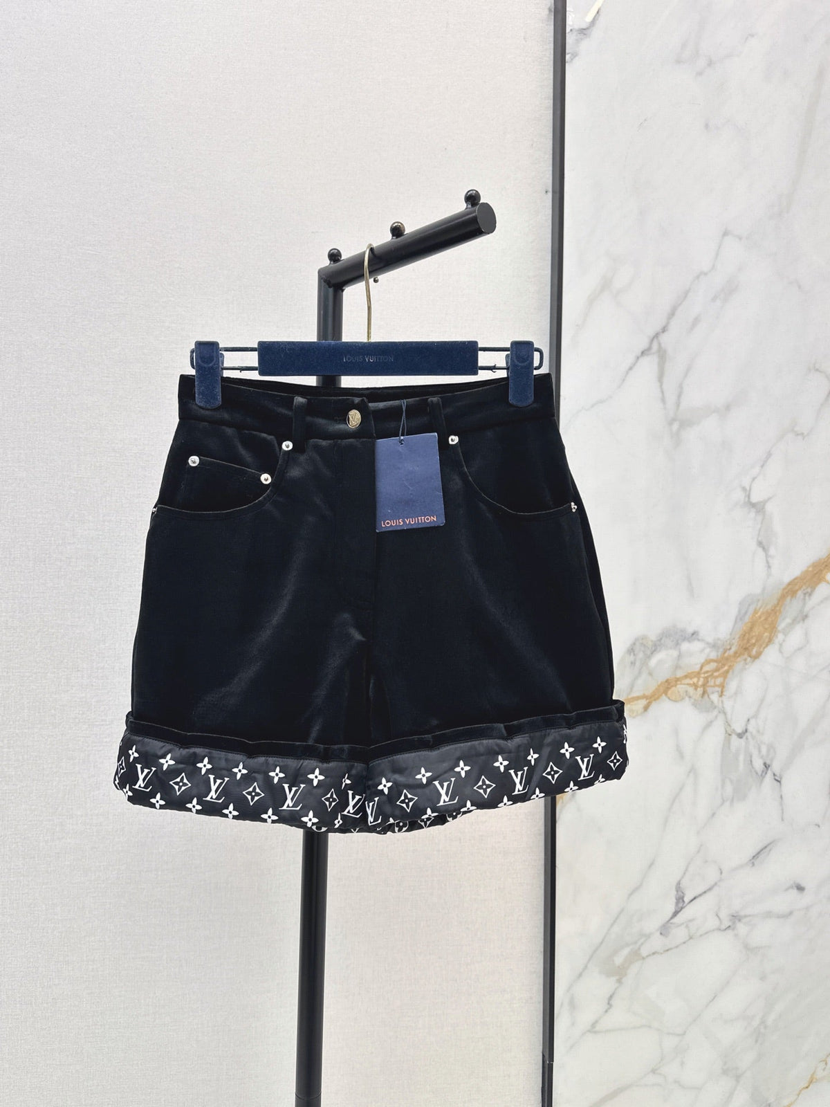 26Latest Autumn/Winter High-Waisted Cuffed Shorts with Logo Monogram Print