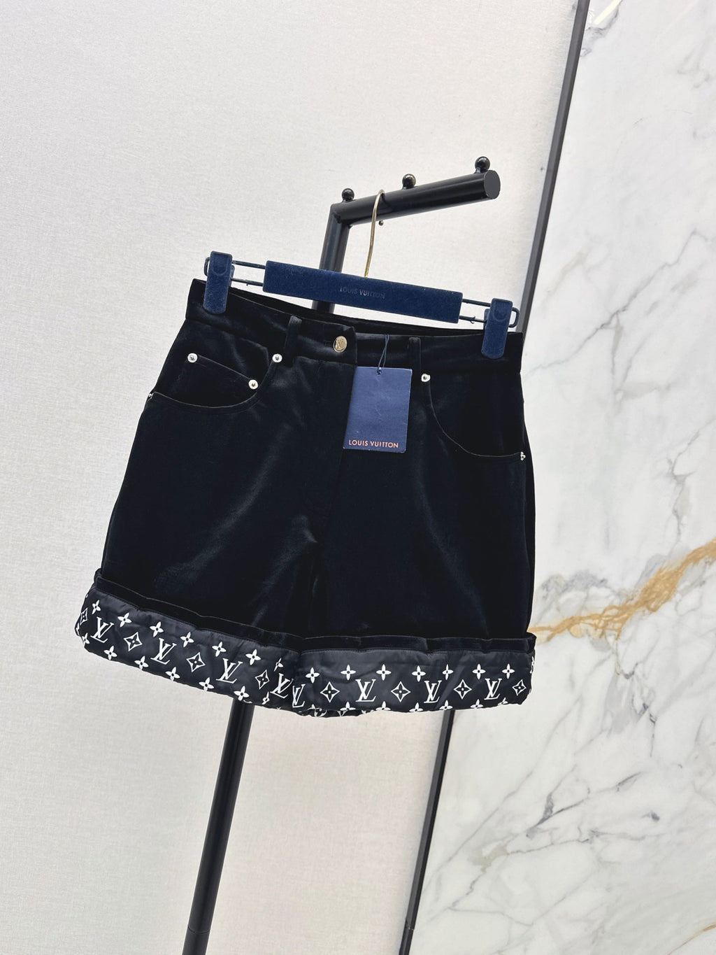 26Latest Autumn/Winter High-Waisted Cuffed Shorts with Logo Monogram Print