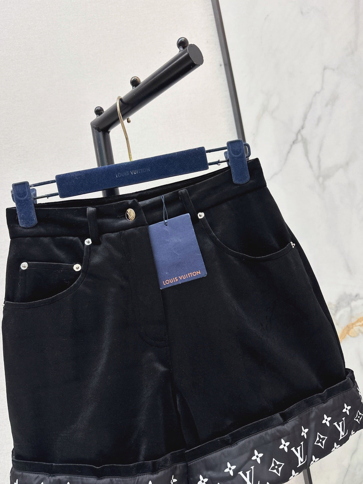 26Latest Autumn/Winter High-Waisted Cuffed Shorts with Logo Monogram Print