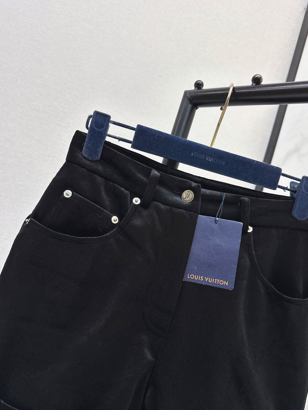 26Latest Autumn/Winter High-Waisted Cuffed Shorts with Logo Monogram Print