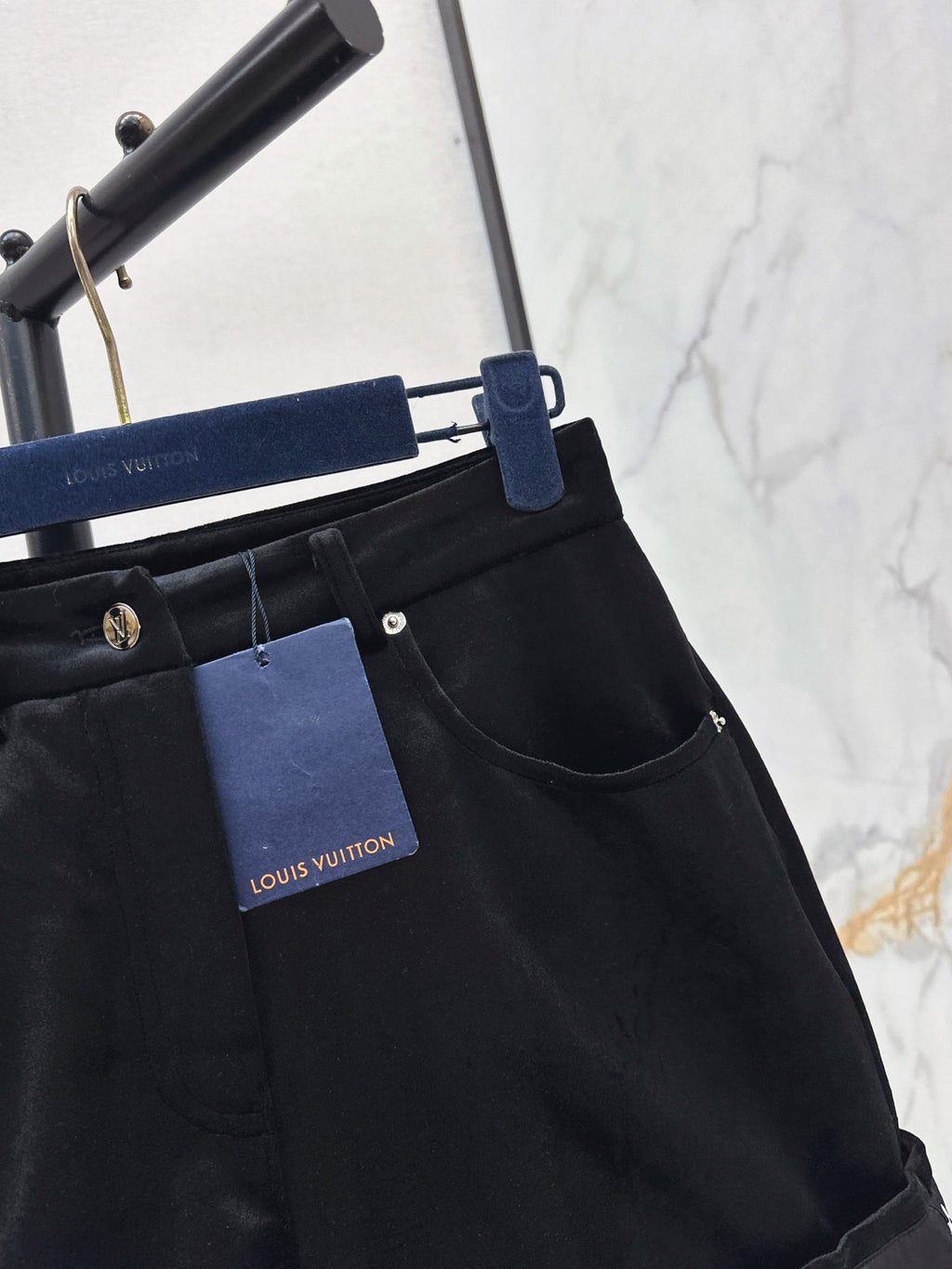 26Latest Autumn/Winter High-Waisted Cuffed Shorts with Logo Monogram Print