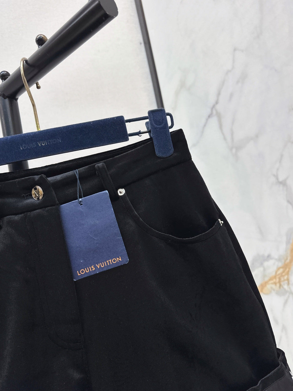 26Latest Autumn/Winter High-Waisted Cuffed Shorts with Logo Monogram Print