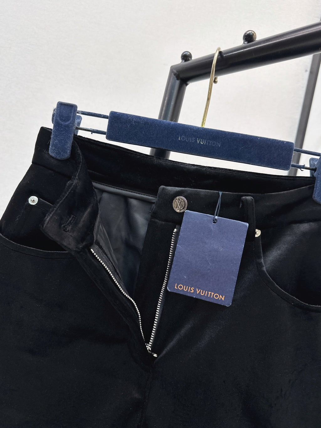 26Latest Autumn/Winter High-Waisted Cuffed Shorts with Logo Monogram Print