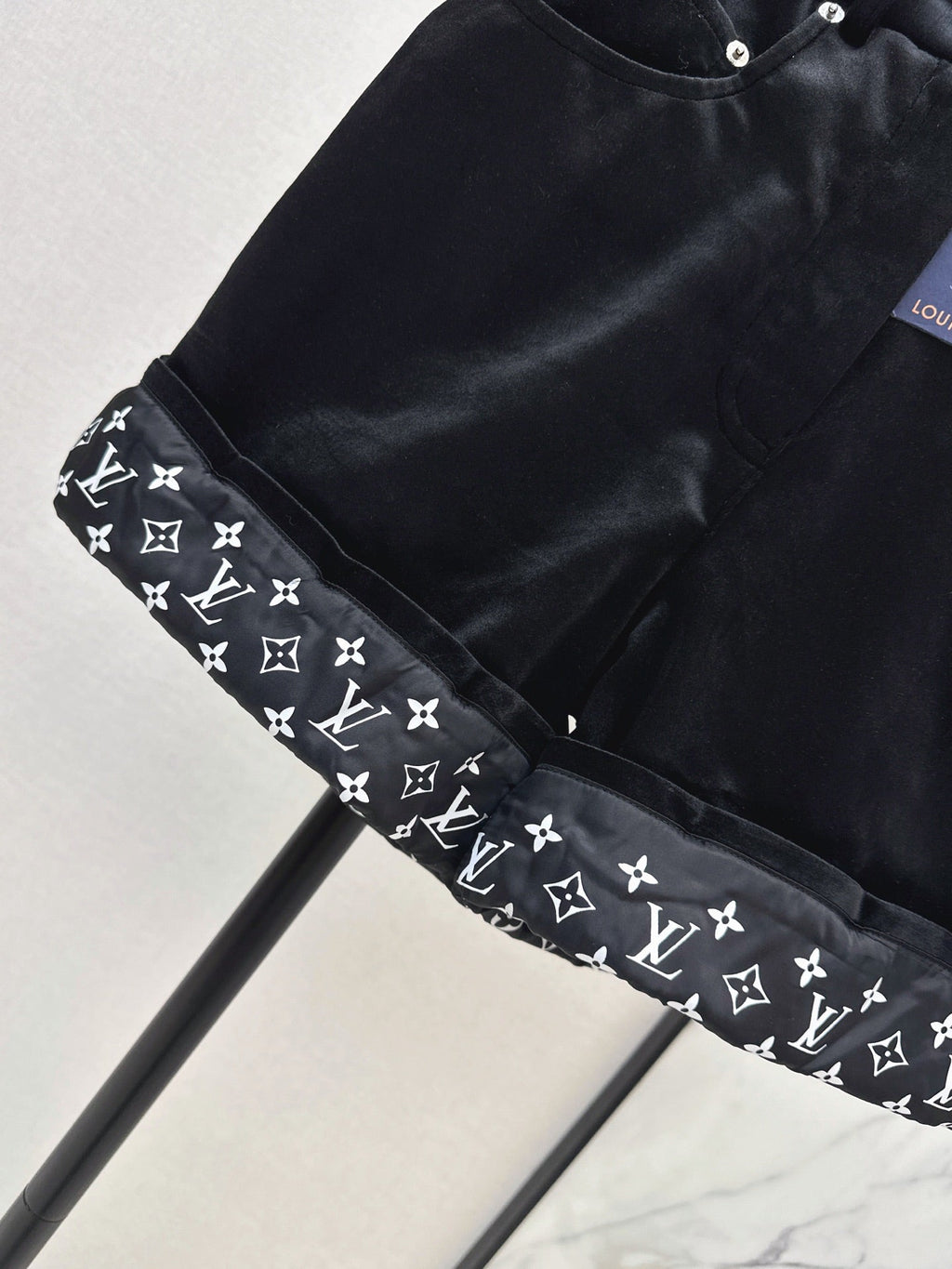 26Latest Autumn/Winter High-Waisted Cuffed Shorts with Logo Monogram Print