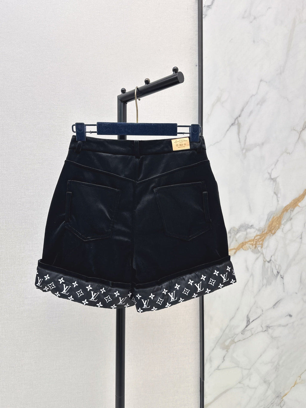 26Latest Autumn/Winter High-Waisted Cuffed Shorts with Logo Monogram Print