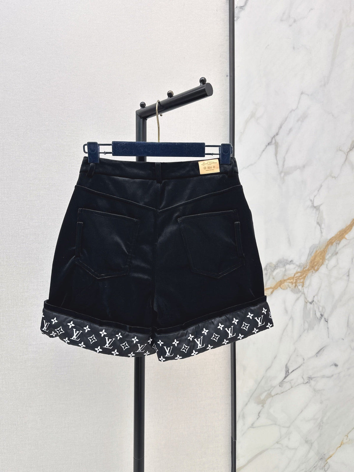 26Latest Autumn/Winter High-Waisted Cuffed Shorts with Logo Monogram Print