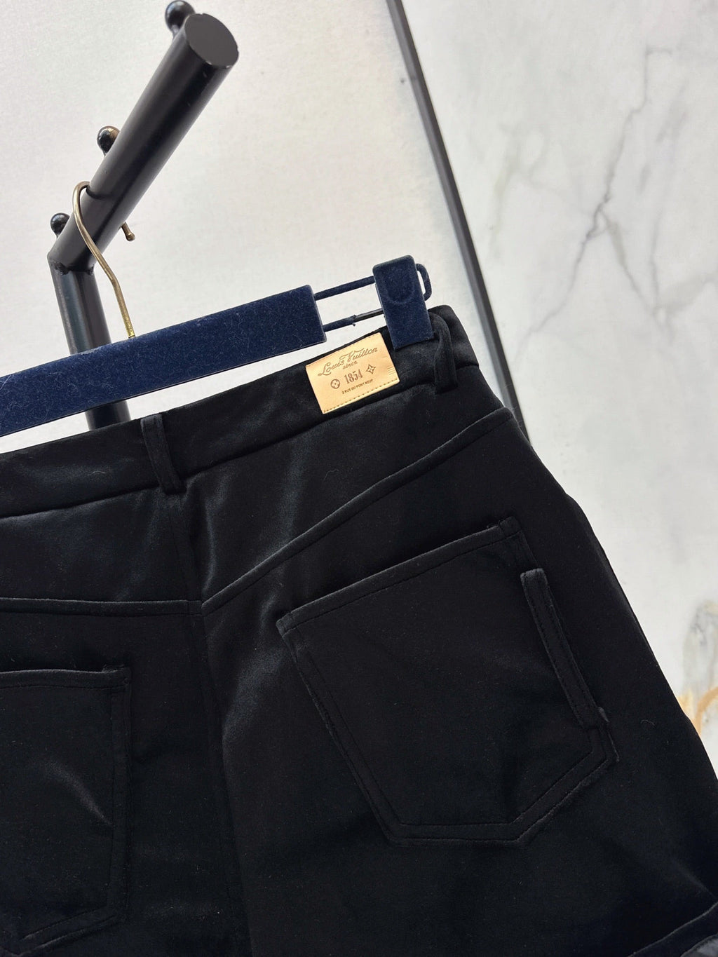 26Latest Autumn/Winter High-Waisted Cuffed Shorts with Logo Monogram Print