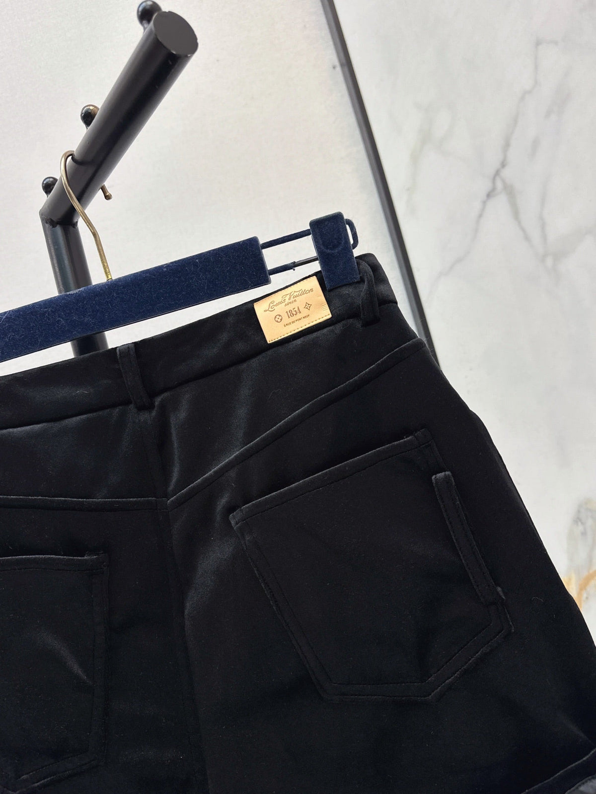 26Latest Autumn/Winter High-Waisted Cuffed Shorts with Logo Monogram Print