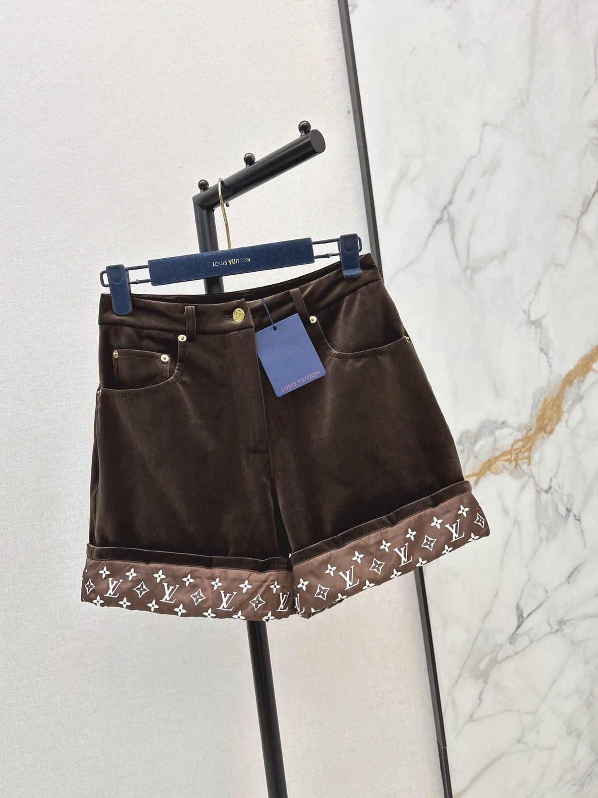 26Latest Autumn/Winter High-Waisted Cuffed Shorts with Logo Monogram Print