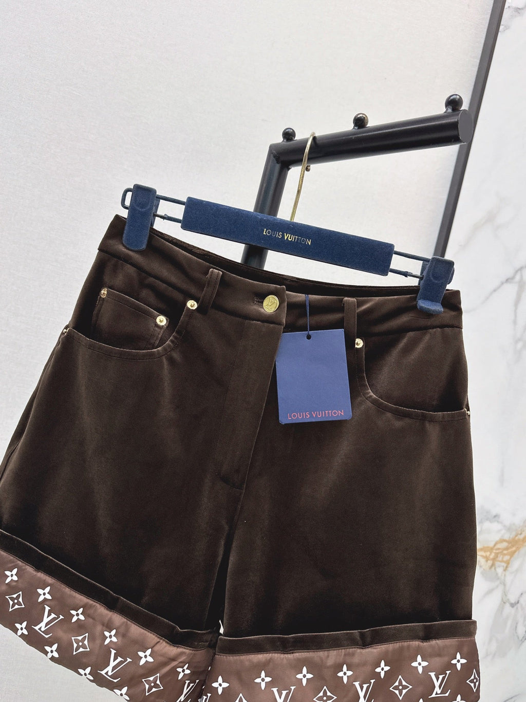 26Latest Autumn/Winter High-Waisted Cuffed Shorts with Logo Monogram Print
