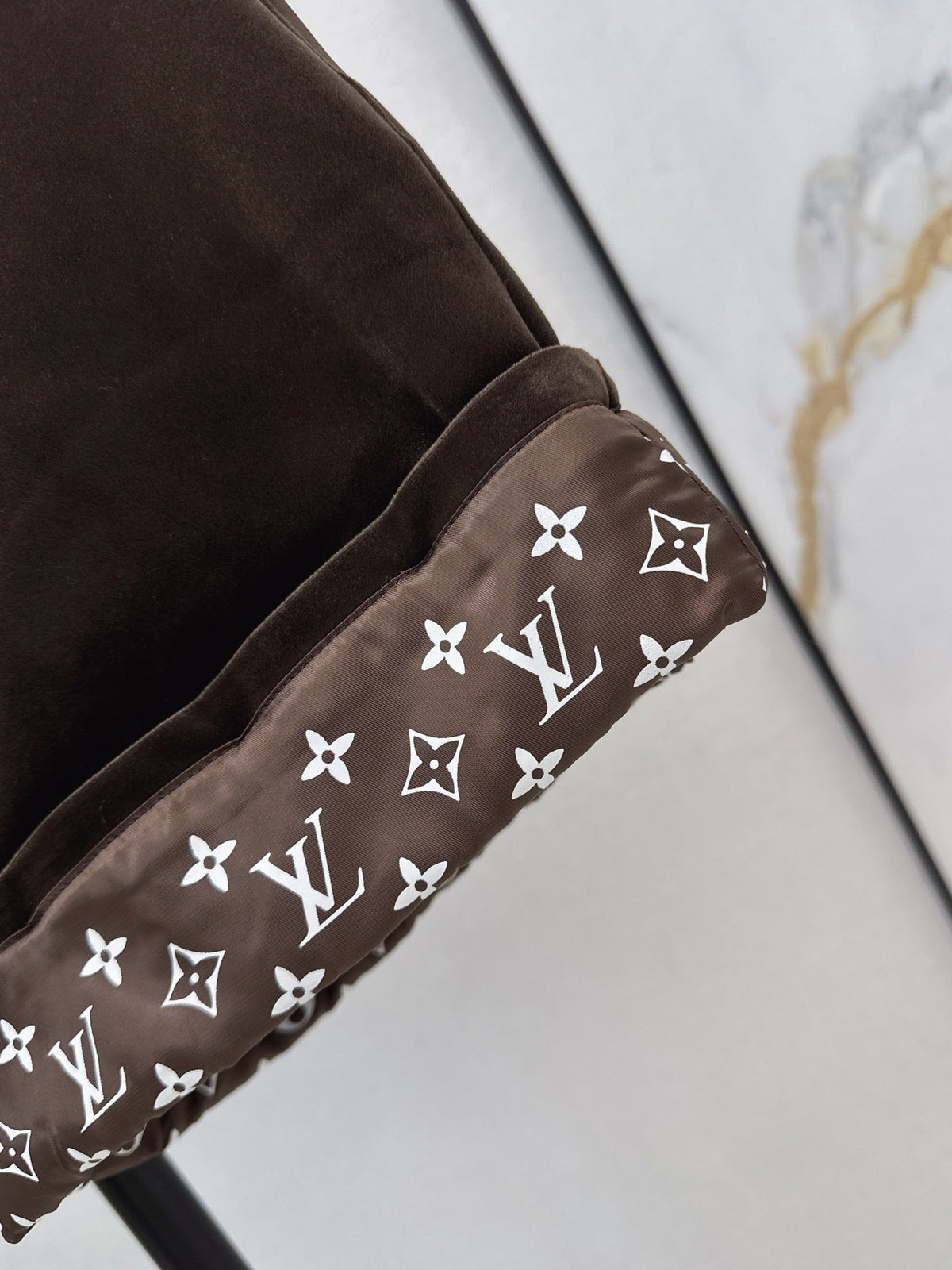 26Latest Autumn/Winter High-Waisted Cuffed Shorts with Logo Monogram Print