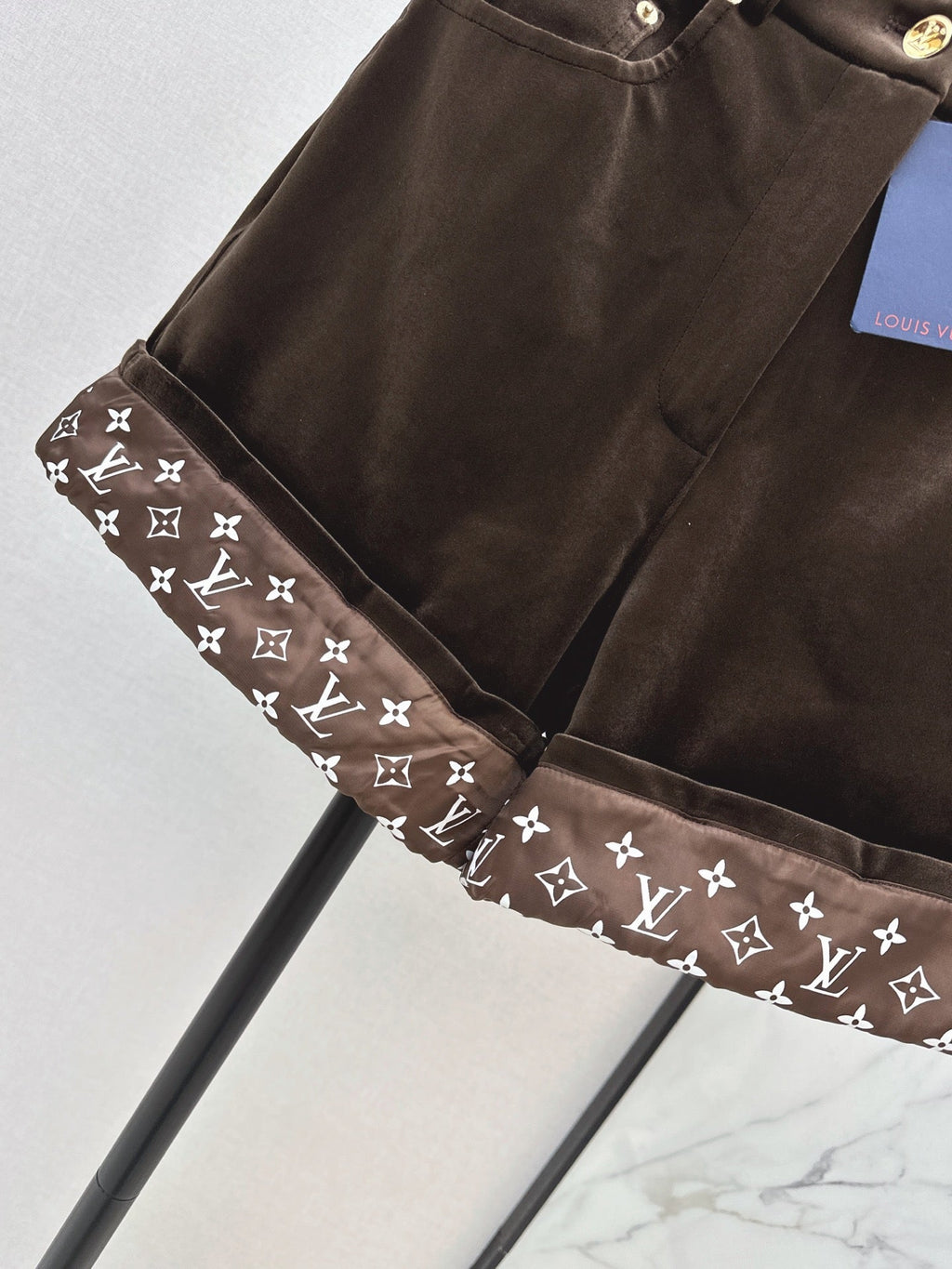 26Latest Autumn/Winter High-Waisted Cuffed Shorts with Logo Monogram Print