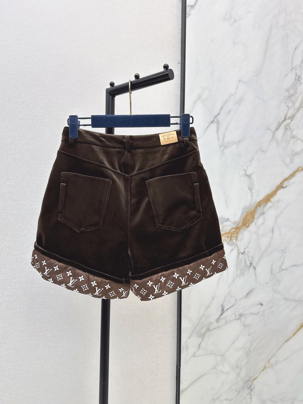 26Latest Autumn/Winter High-Waisted Cuffed Shorts with Logo Monogram Print