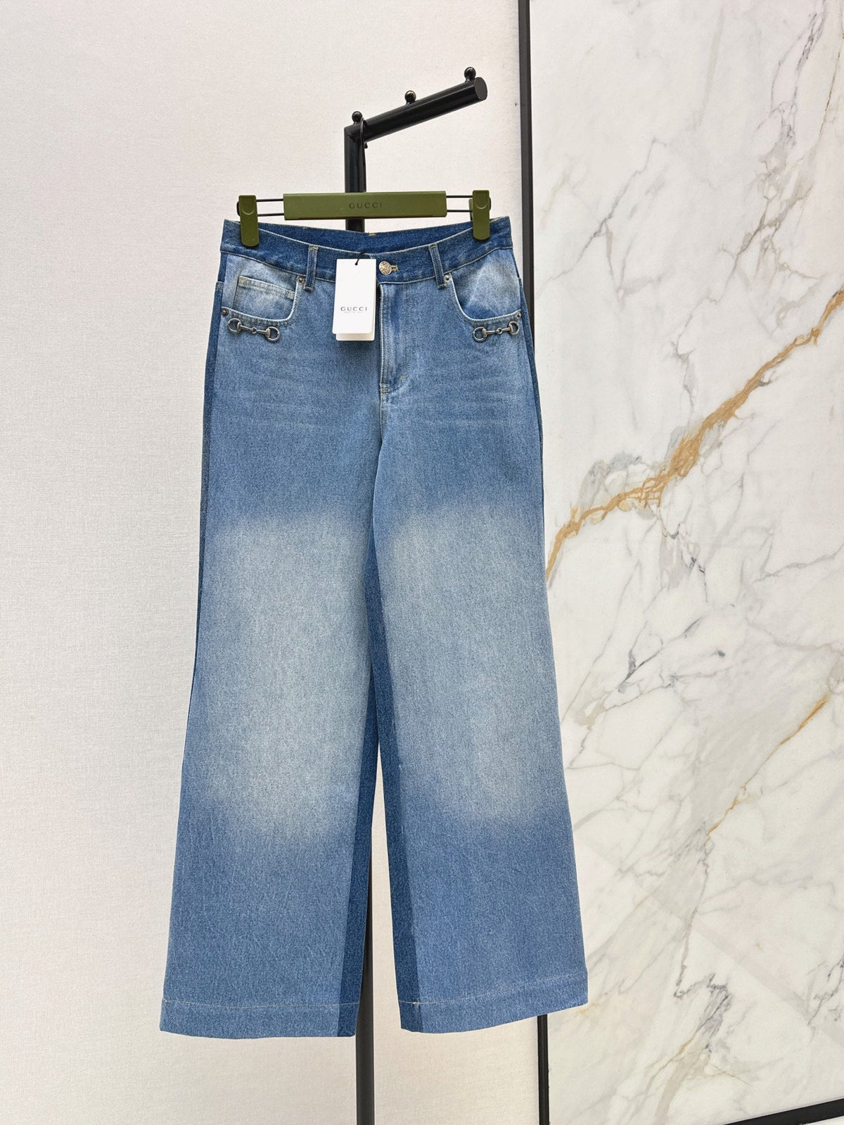 26Latest 26Autumn/Winter Straight-Leg Jeans with Front Pockets and Horseshoe-Buckle Detail