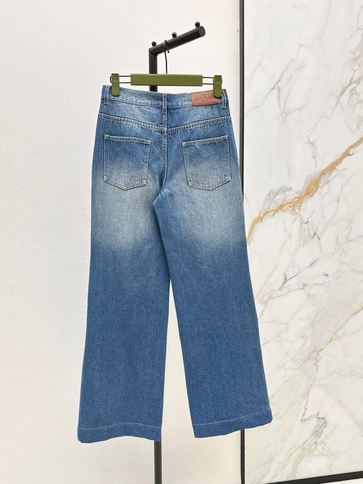 26Latest 26Autumn/Winter Straight-Leg Jeans with Front Pockets and Horseshoe-Buckle Detail
