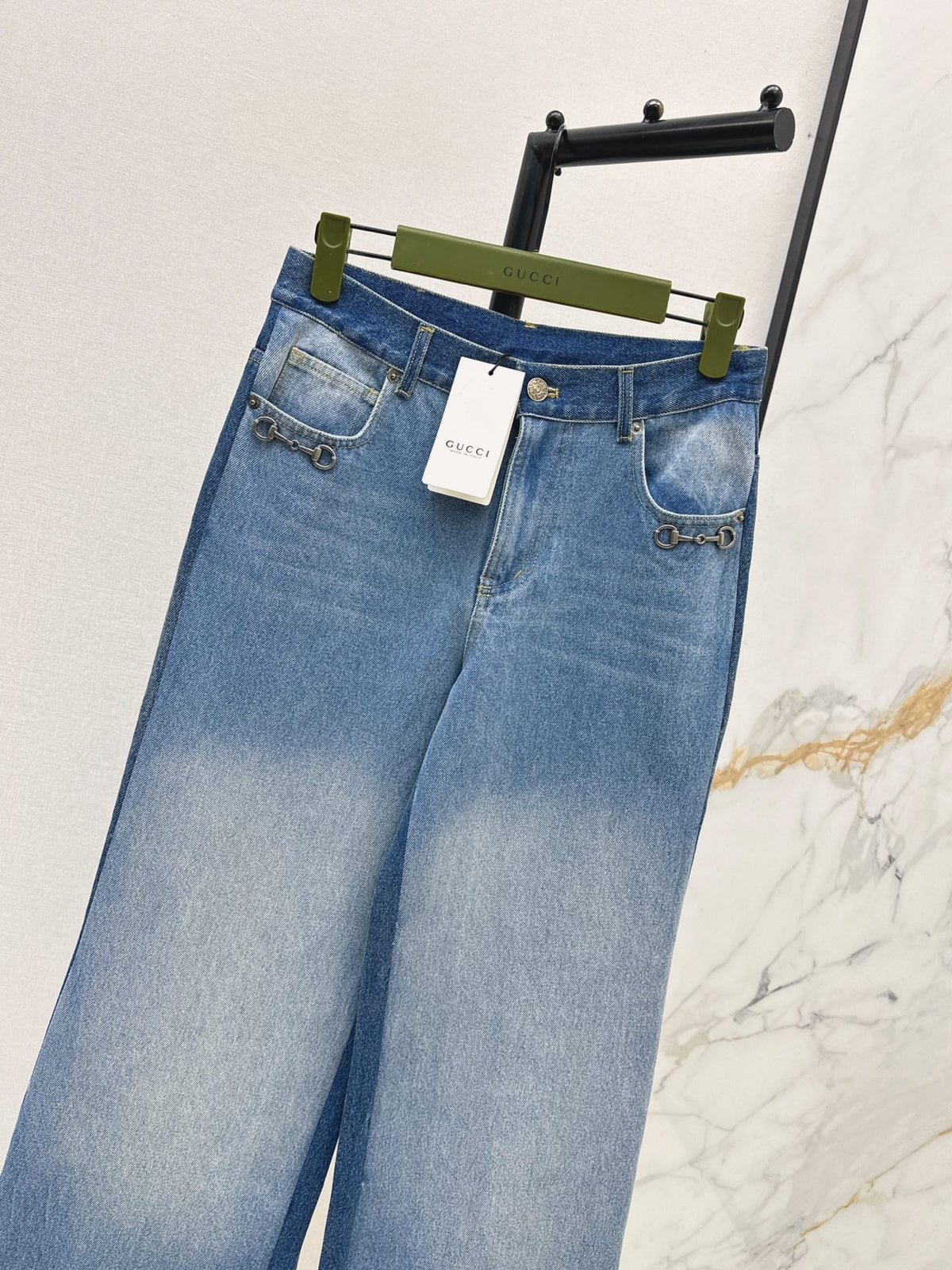 26Latest 26Autumn/Winter Straight-Leg Jeans with Front Pockets and Horseshoe-Buckle Detail