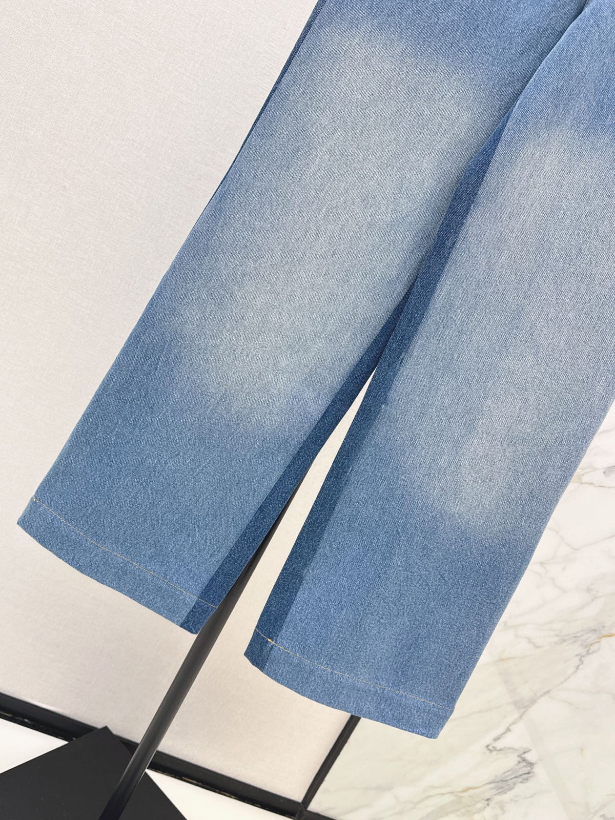 26Latest 26Autumn/Winter Straight-Leg Jeans with Front Pockets and Horseshoe-Buckle Detail
