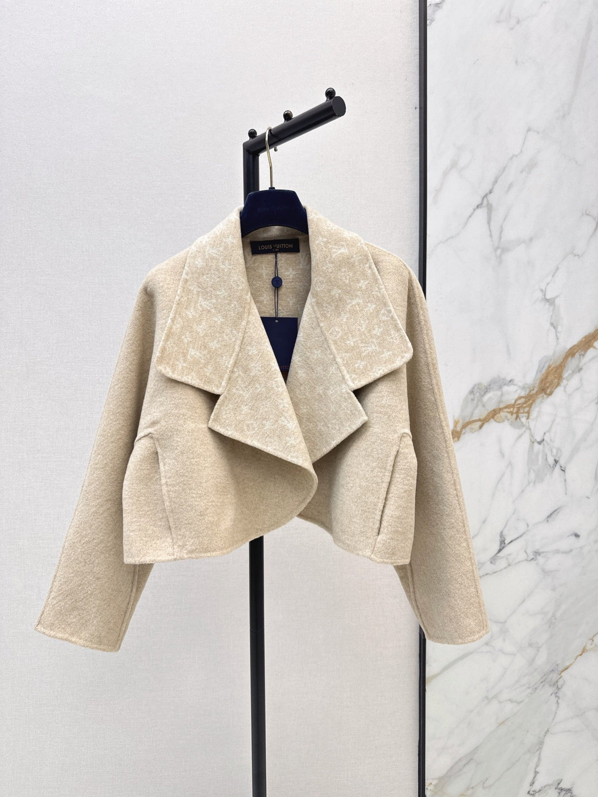 26Latest Autumn/Winter Cropped Wool-Blend Coat with Lapel Collar