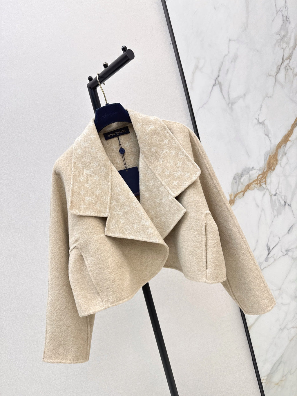 26Latest Autumn/Winter Cropped Wool-Blend Coat with Lapel Collar