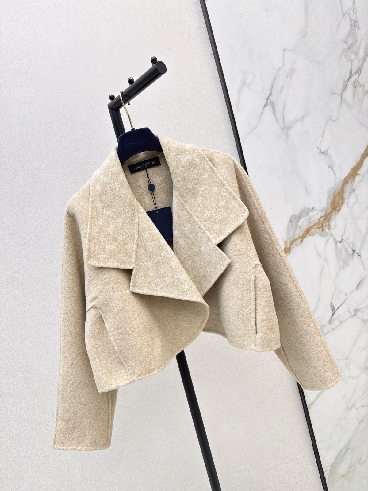 26Latest Autumn/Winter Cropped Wool-Blend Coat with Lapel Collar