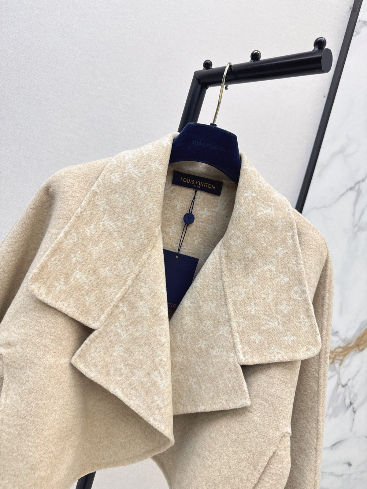26Latest Autumn/Winter Cropped Wool-Blend Coat with Lapel Collar