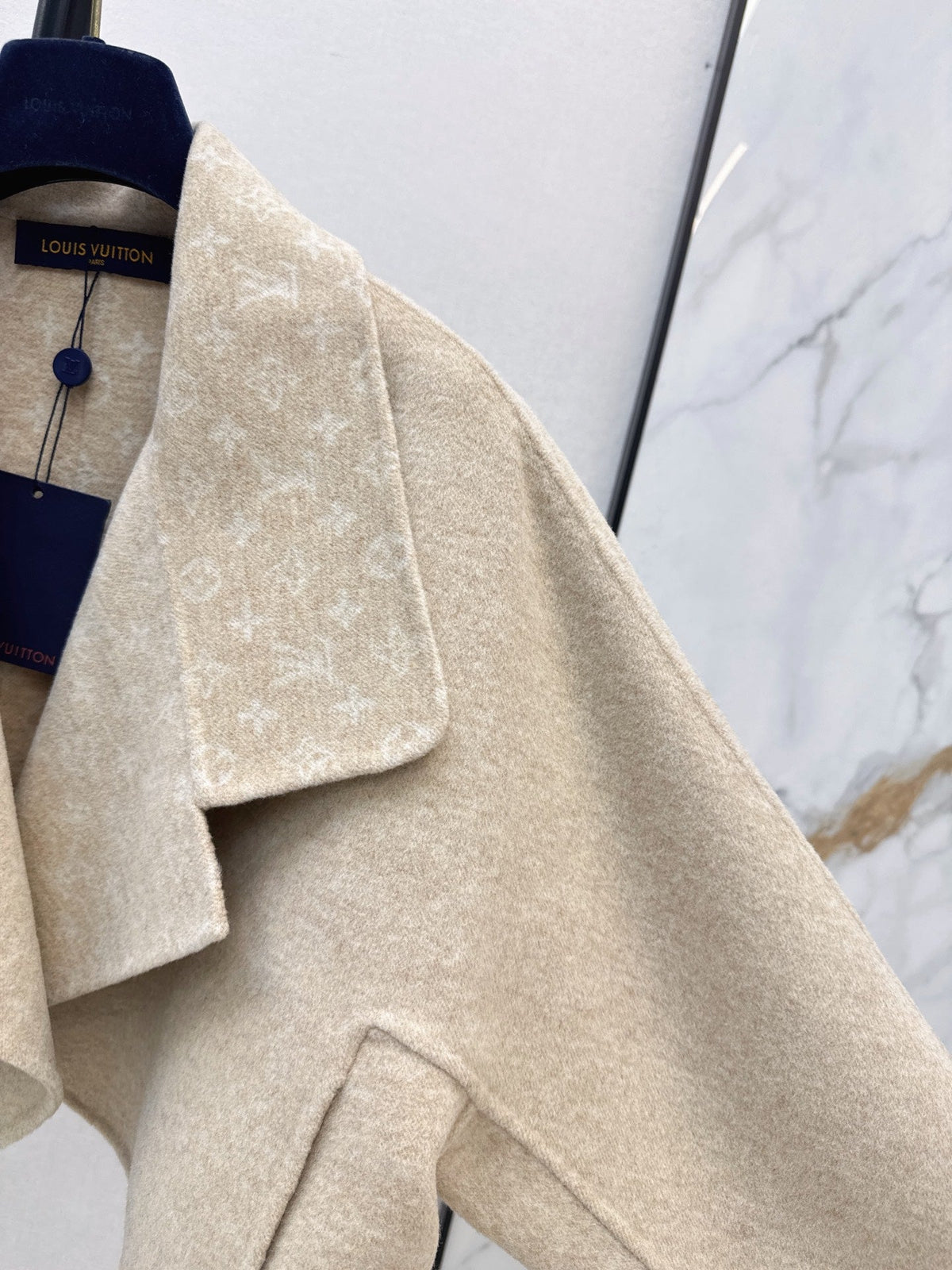 26Latest Autumn/Winter Cropped Wool-Blend Coat with Lapel Collar