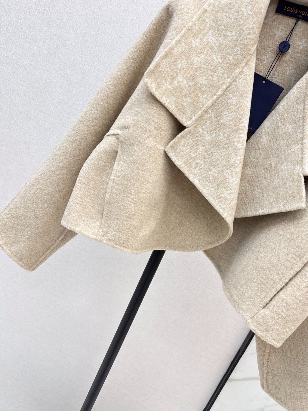 26Latest Autumn/Winter Cropped Wool-Blend Coat with Lapel Collar