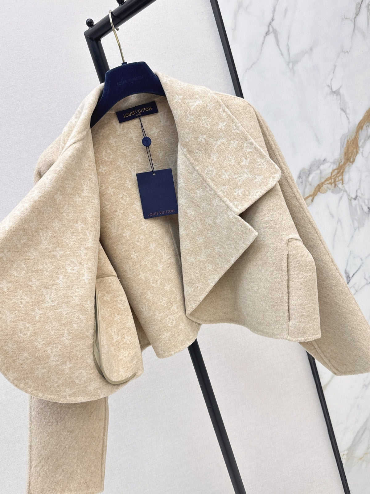 26Latest Autumn/Winter Cropped Wool-Blend Coat with Lapel Collar