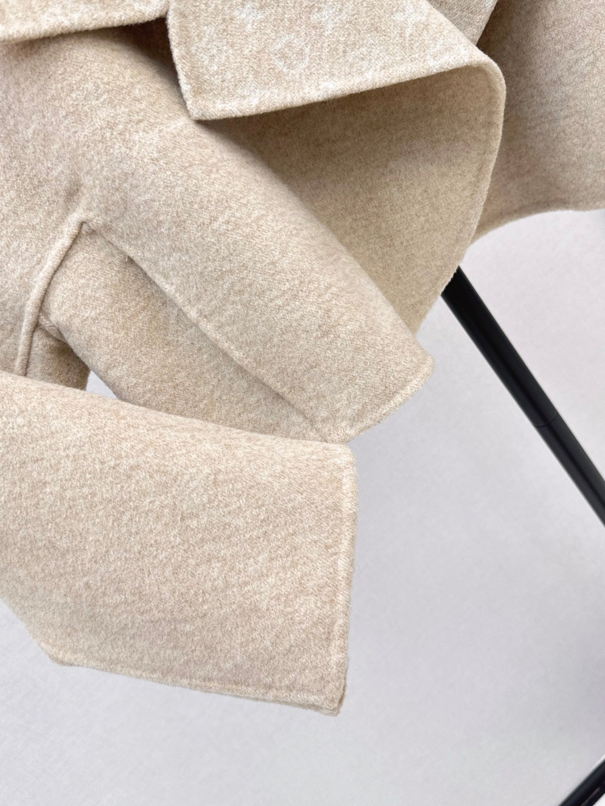 26Latest Autumn/Winter Cropped Wool-Blend Coat with Lapel Collar