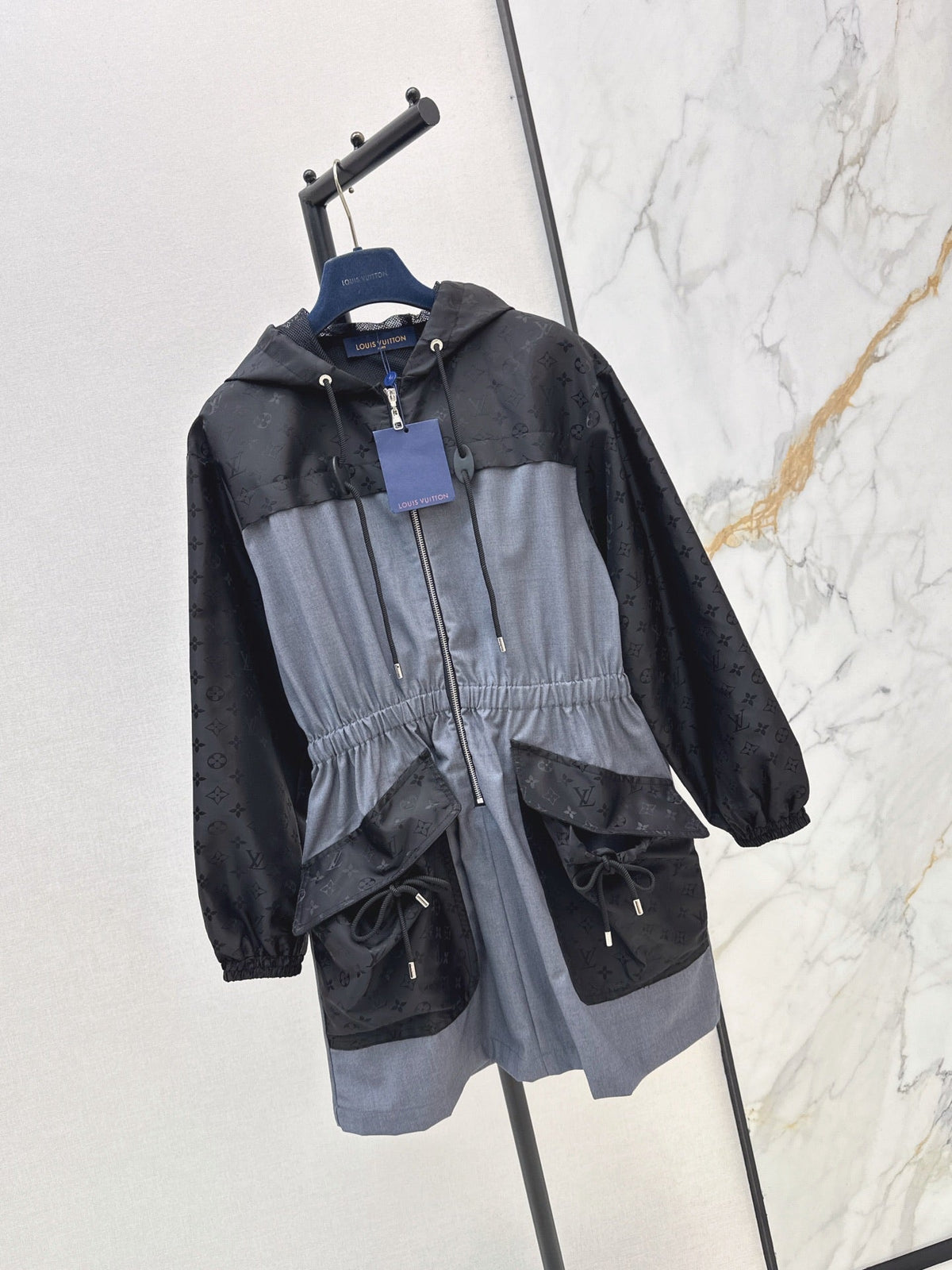 26Latest Autumn/Winter Color-Block Hooded Drawstring Dress