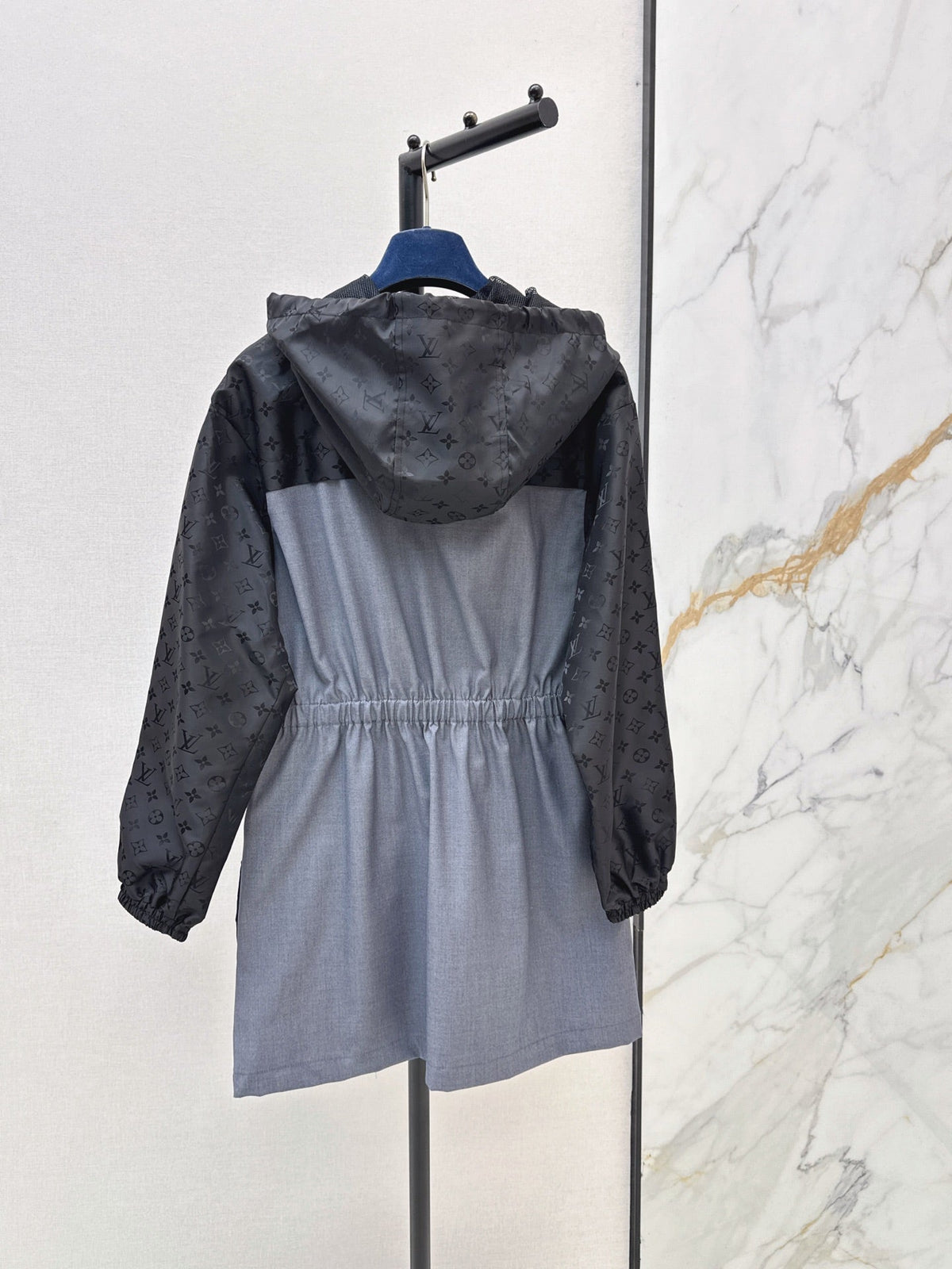 26Latest Autumn/Winter Color-Block Hooded Drawstring Dress