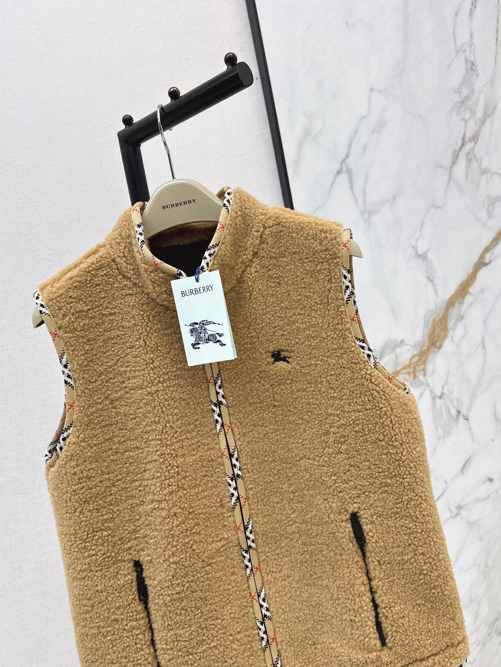26New Classic Stand-Collar Eco-Friendly Faux Shearling Vest (Autumn/Winter Collection)