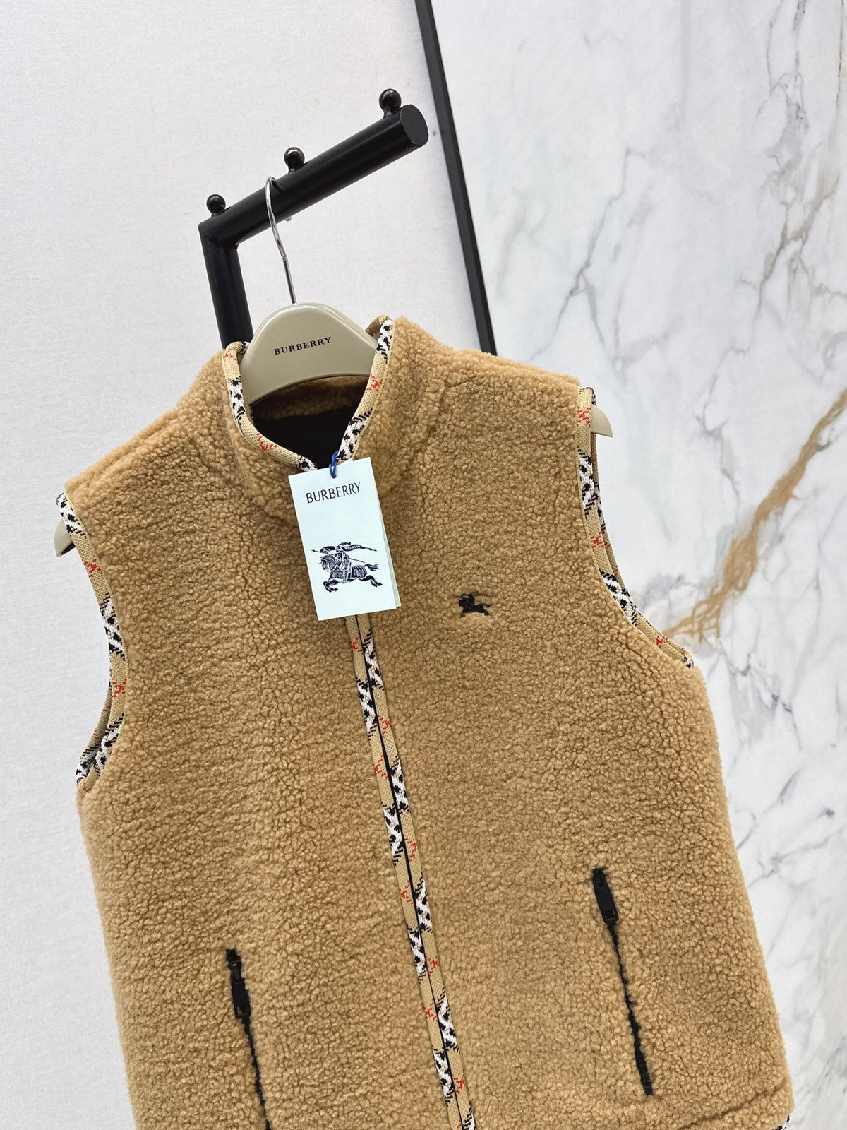 26New Classic Stand-Collar Eco-Friendly Faux Shearling Vest (Autumn/Winter Collection)