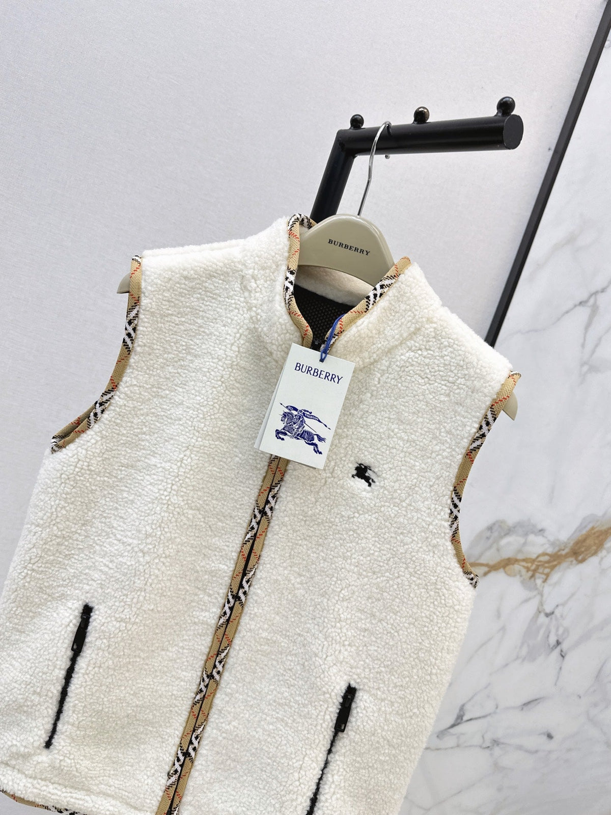 26New Classic Stand-Collar Eco-Friendly Faux Shearling Vest (Autumn/Winter Collection)