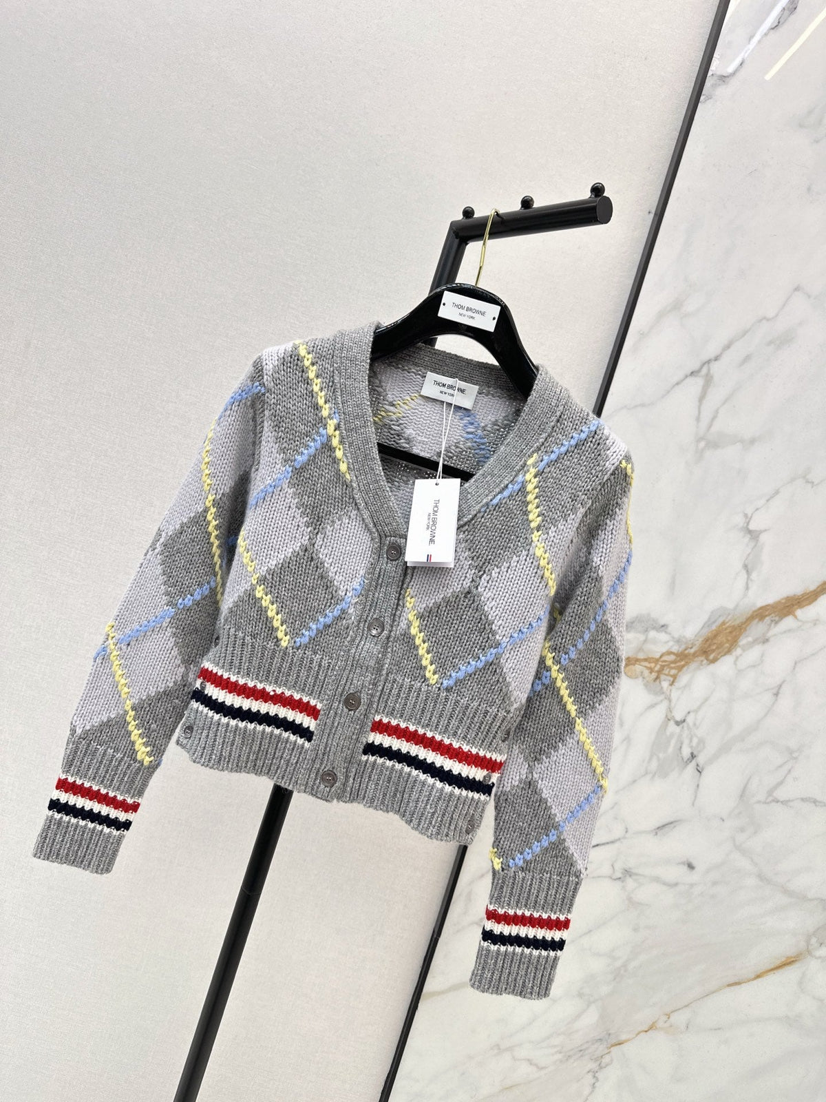 26Latest Autumn/Winter V-neck cropped cardigan featuring a diamond jacquard pattern