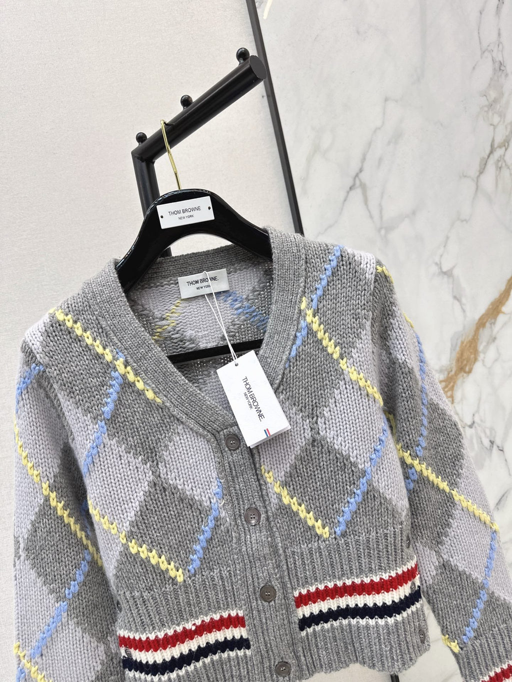 26Latest Autumn/Winter V-neck cropped cardigan featuring a diamond jacquard pattern
