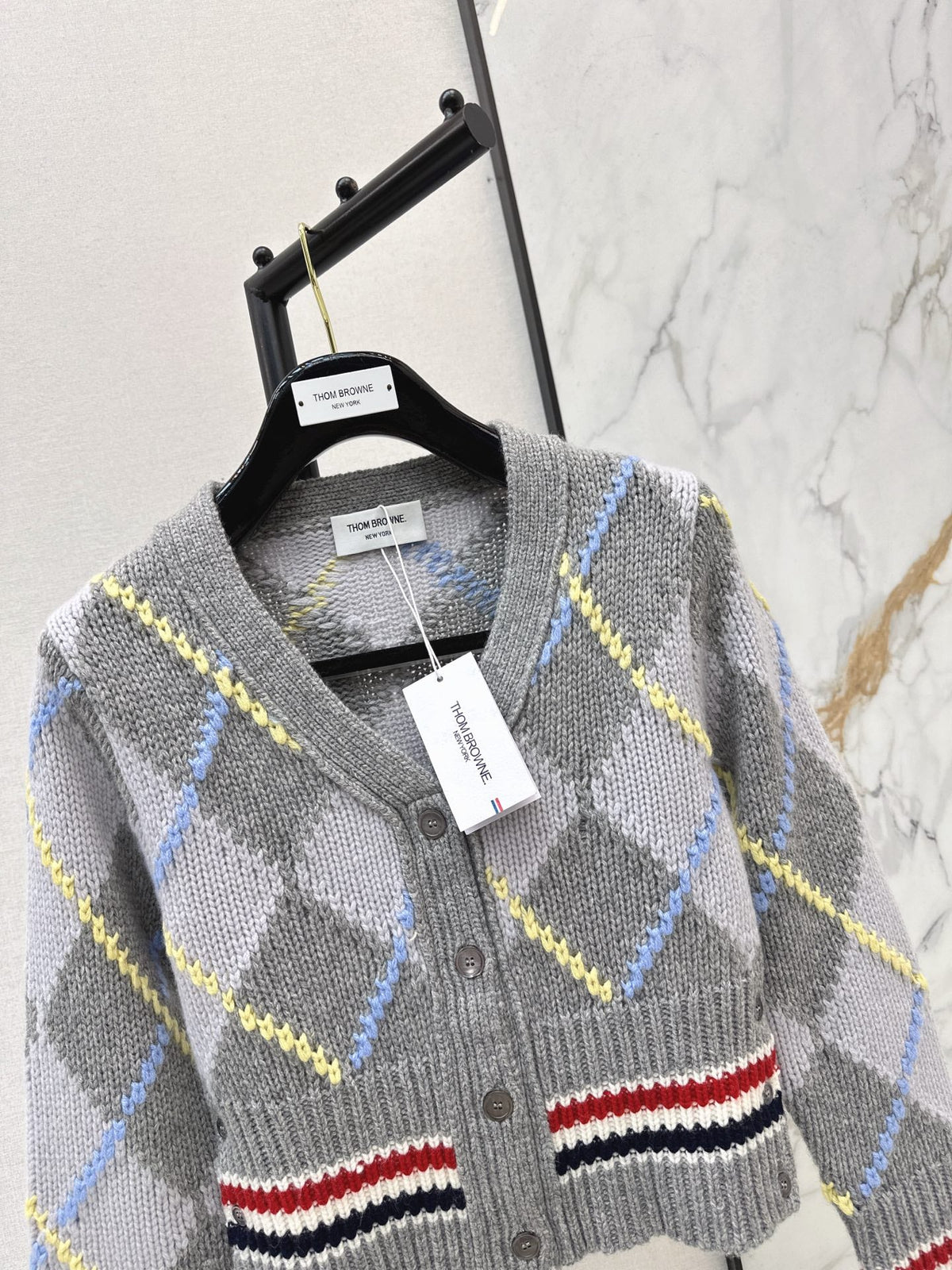 26Latest Autumn/Winter V-neck cropped cardigan featuring a diamond jacquard pattern