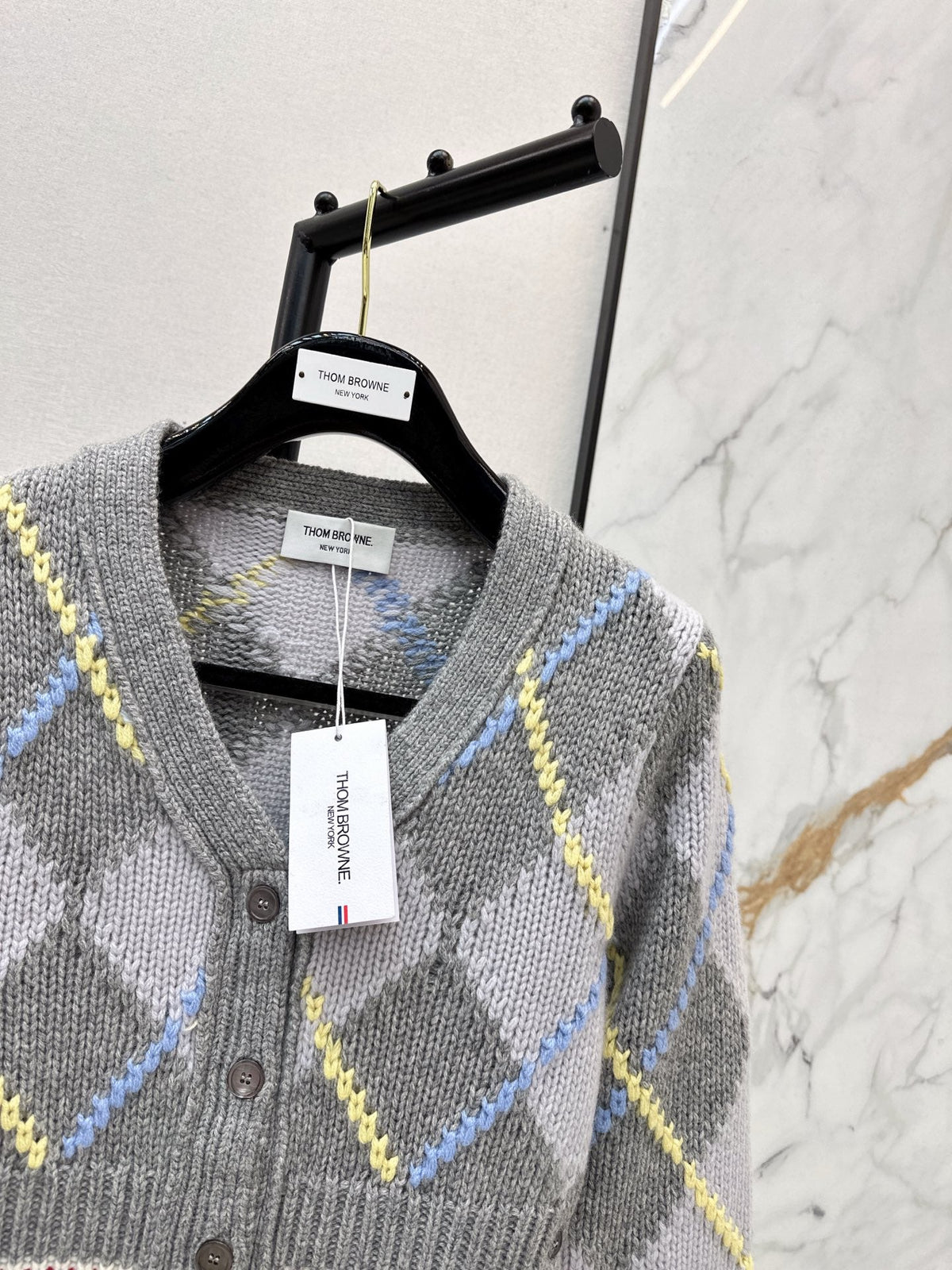 26Latest Autumn/Winter V-neck cropped cardigan featuring a diamond jacquard pattern