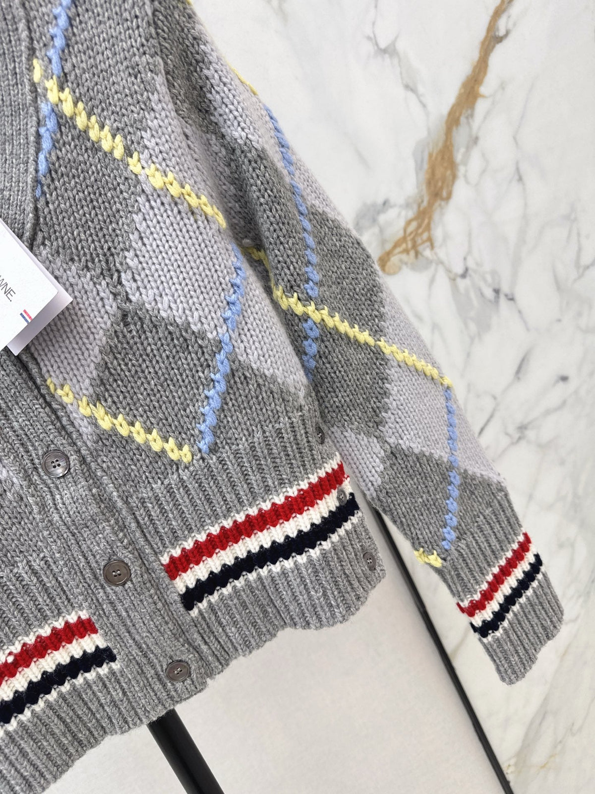 26Latest Autumn/Winter V-neck cropped cardigan featuring a diamond jacquard pattern