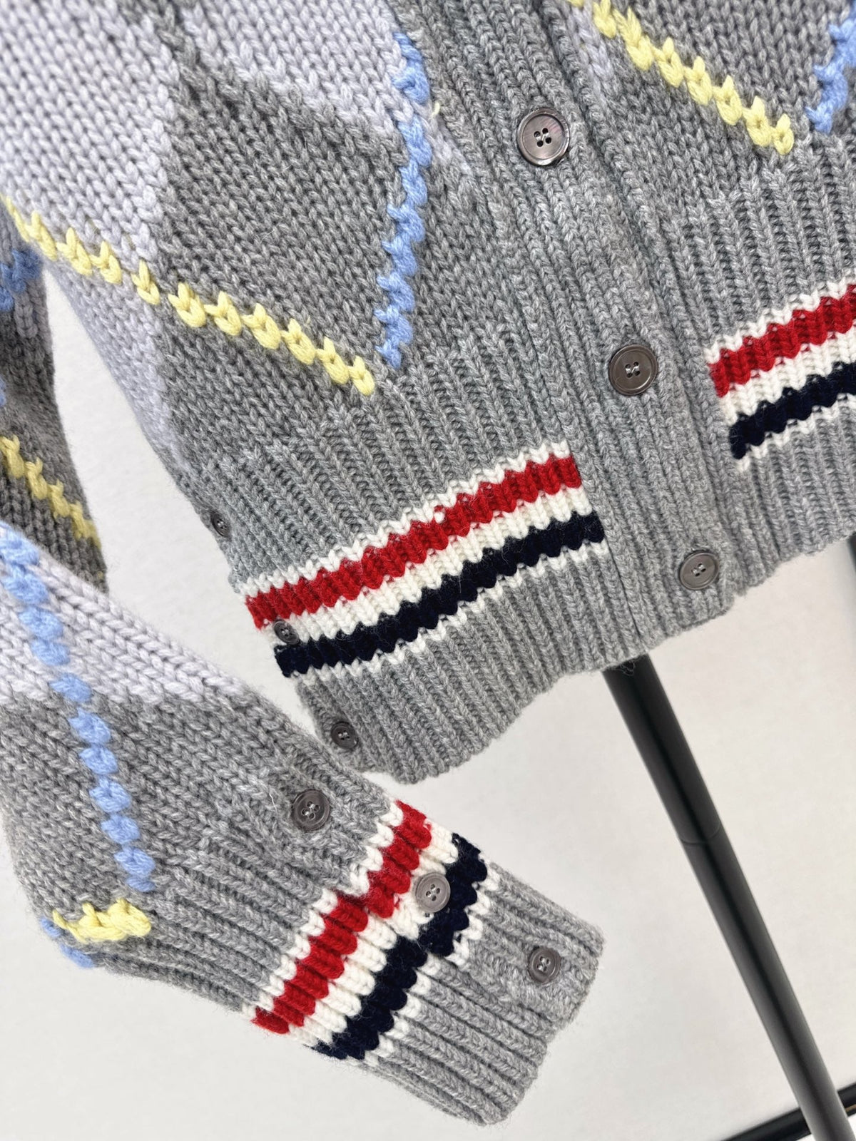 26Latest Autumn/Winter V-neck cropped cardigan featuring a diamond jacquard pattern