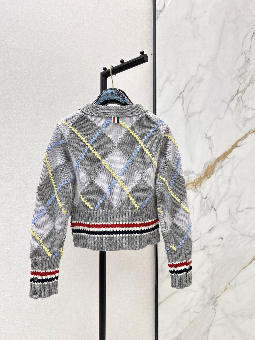 26Latest Autumn/Winter V-neck cropped cardigan featuring a diamond jacquard pattern