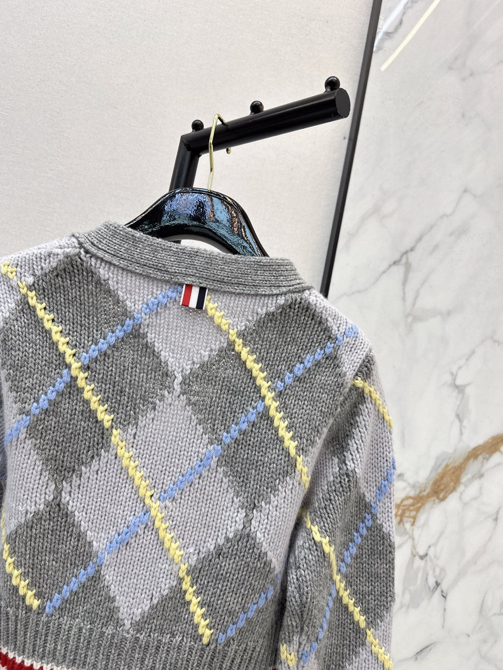 26Latest Autumn/Winter V-neck cropped cardigan featuring a diamond jacquard pattern